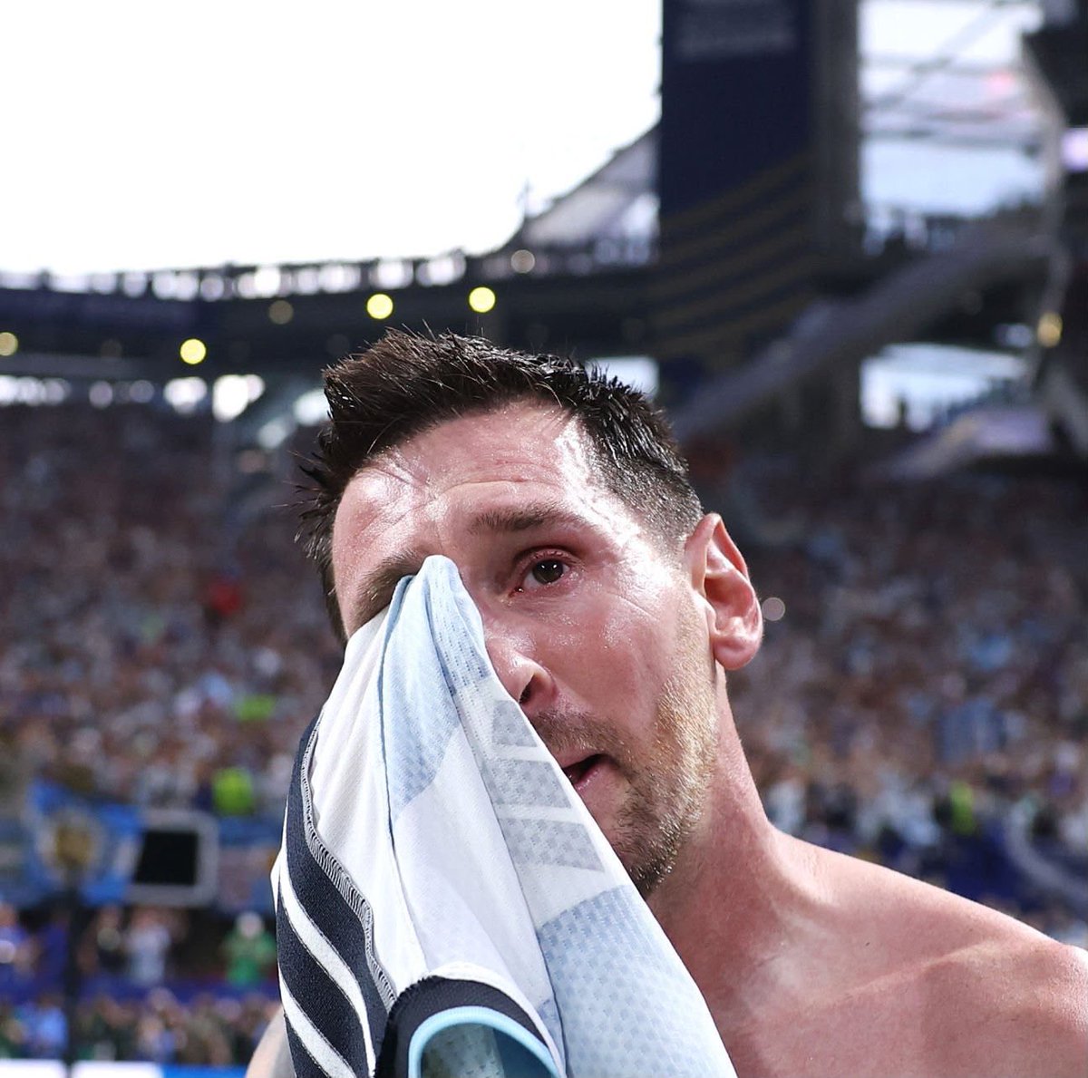 itadmynti's tweet photo. Kaptennya sama-sama nangis, ada yang nangis karena pulang, ada yang nangis karena tetap Tinggal #Messi https://t.co/xzI9nQhEkS