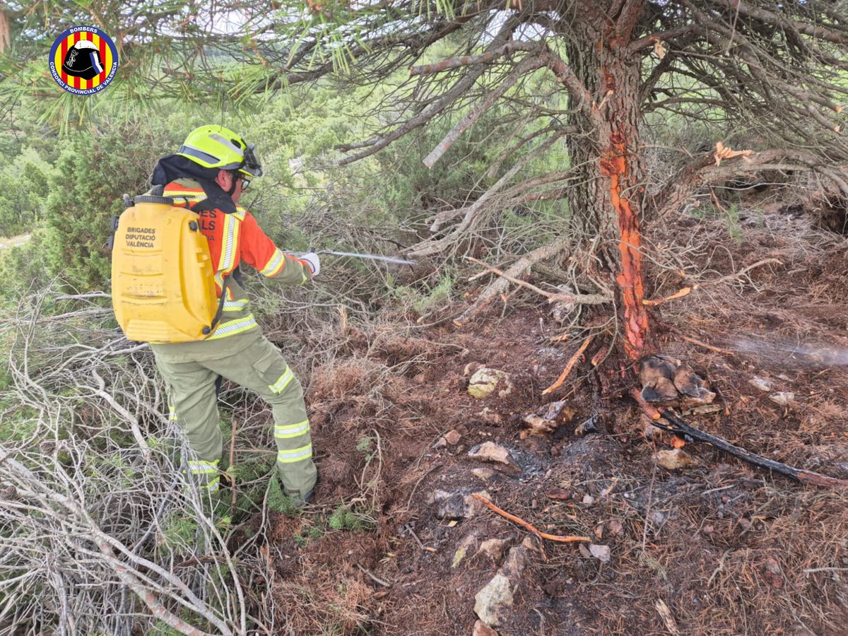 BombersValencia's tweet photo. #OnadadeCalor #Incendis. Fins a les 20:00 h els @BombersValencia ens hem mobilitzat a 25 avisos per incendis, 2 d'ells per llamps caiguts a les tempestes de l'interior de València, #IFYesa #IFChera, ja extingits. La resta són incendis de vegetació, matolls i camps perduts https://t.co/Xpr8TzV6Rc