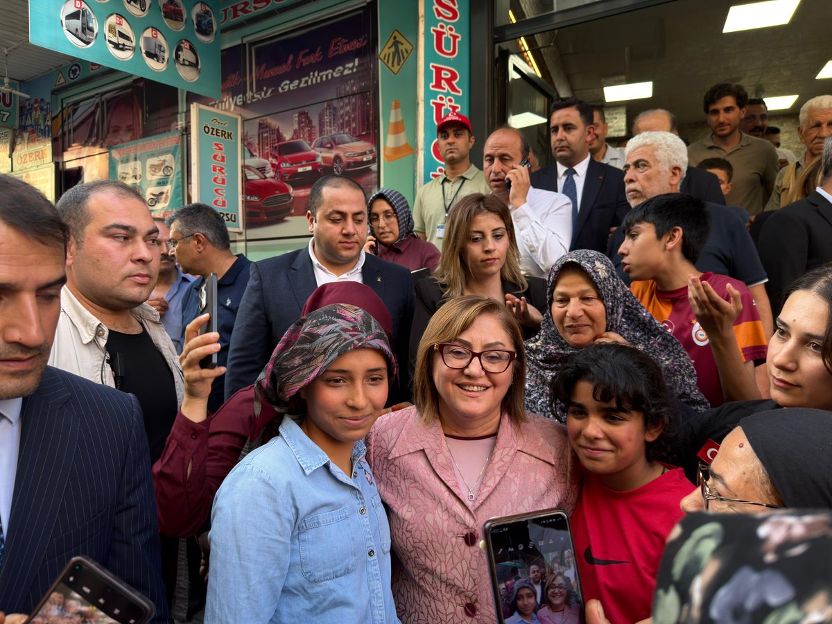 mikramarslan's tweet photo. 📍 Yukarıbayır Mahallesi

İl Başkanımız Sayın Fatih Muhaddis Fedaioğlu, Gaziantep Büyükşehir Belediye Başkanımız Sayın Fatma Şahin ve Şahinbey İlçe Başkanımız Sayın Mehmet Tiryaki’nin katılımlarıyla Yukarıbayır Mahallemizde esnaf ziyaretleri gerçekleştirdik.

Esnafımızın talep ve önerilerini dinleyerek hasbihâl ettik, bereketli kazançlar temennisinde bulunduk. Güler yüzleri ve samimi misafirperverlikleri için tüm esnafımıza teşekkür ediyoruz.

Milletimizle gönül gönüle, esnafımızın ve hemşehrilerimizin yanında olmaya, hizmet yolunda durmadan yorulmadan çalışmaya devam edeceğiz. 🇹🇷

@fmfedaioglu 
@FatmaSahin 
@avmehmettiryaki 
@akgencsahinbey