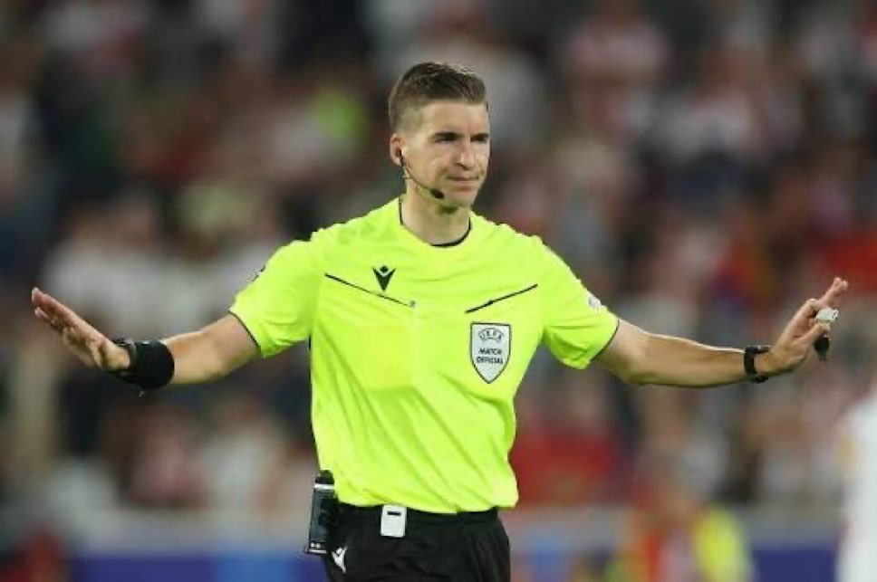 ryomiftah28's tweet photo. @unmagnetism MOTM.. kyk kenal nih wasit.. dia yg pulangin Timnas Indonesia kan?? STY kena Kartu merah garaw nih wasit.. fix sih ni wasit emang problematik.. https://t.co/O9raC6d9uM