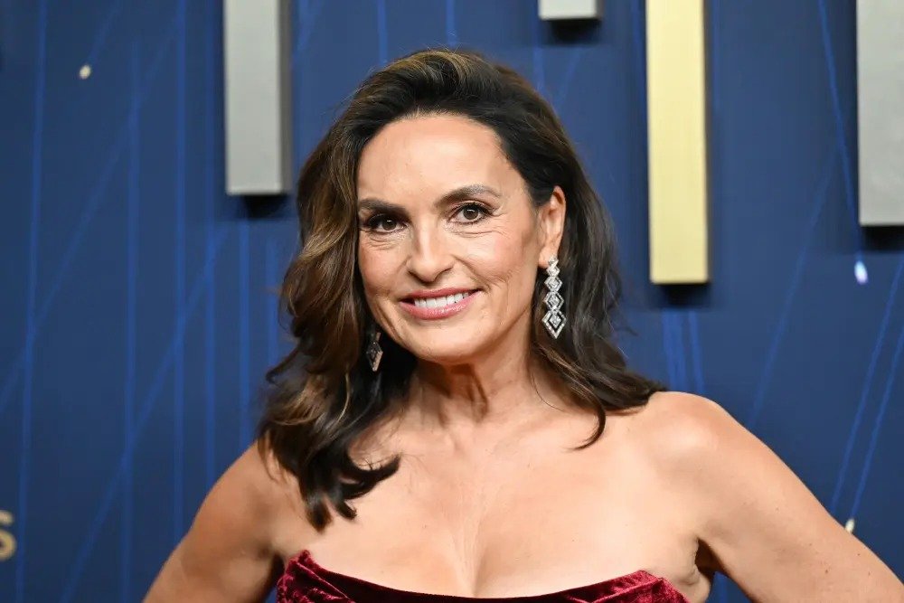 adorocinema's tweet photo. DUN DUN! Mariska Hargitay, nossa querida Olivia Benson de Lei &amp; Ordem: SVU, será a apresentadora do Emmy 2026, que acontece em 14 de setembro! https://t.co/XMfJyXVLw6