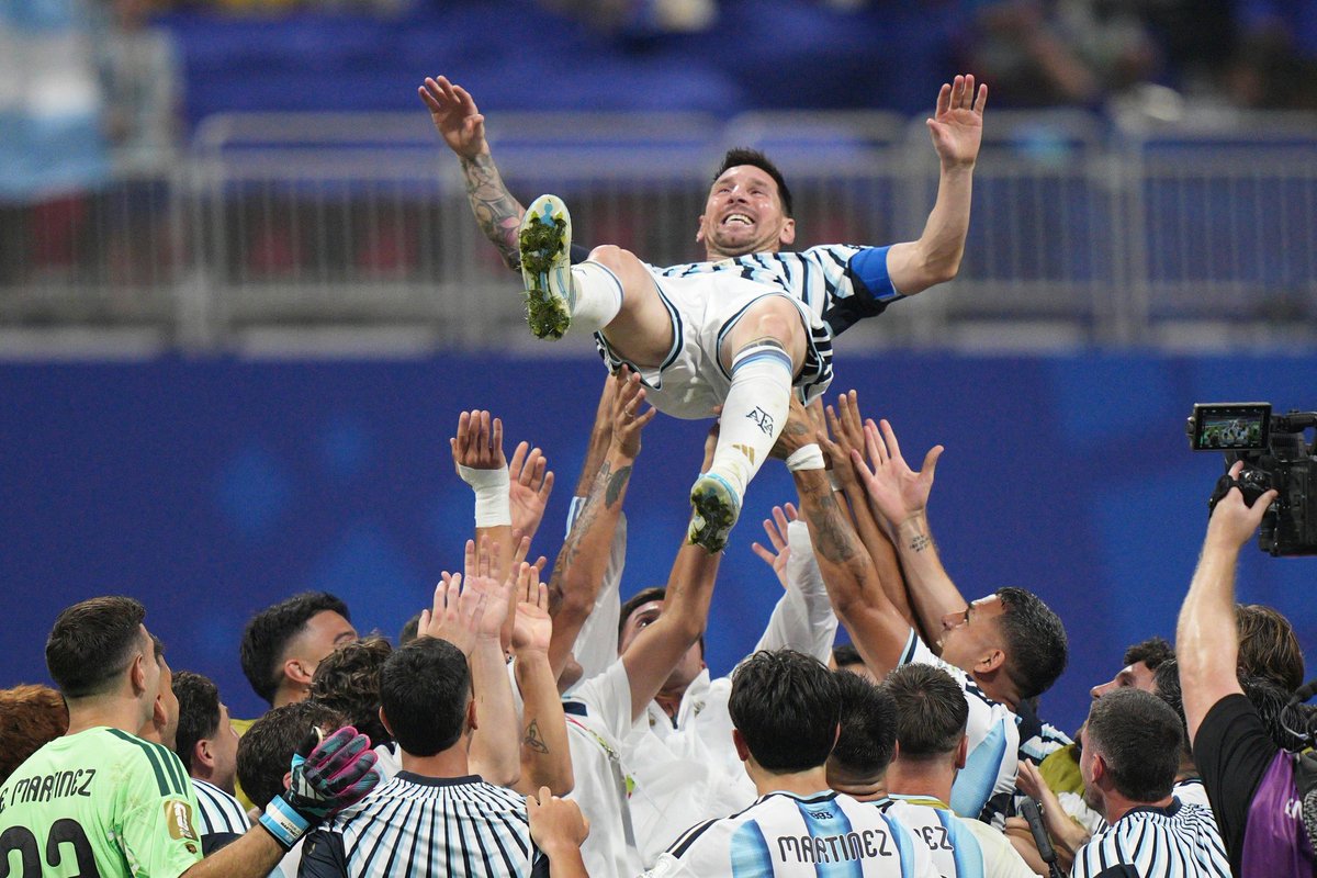 _Futbolero_'s tweet photo. Los jugadores de argentina saben que sin Messi hubiera sido imposible la remontada. https://t.co/F6G4RJBiD0