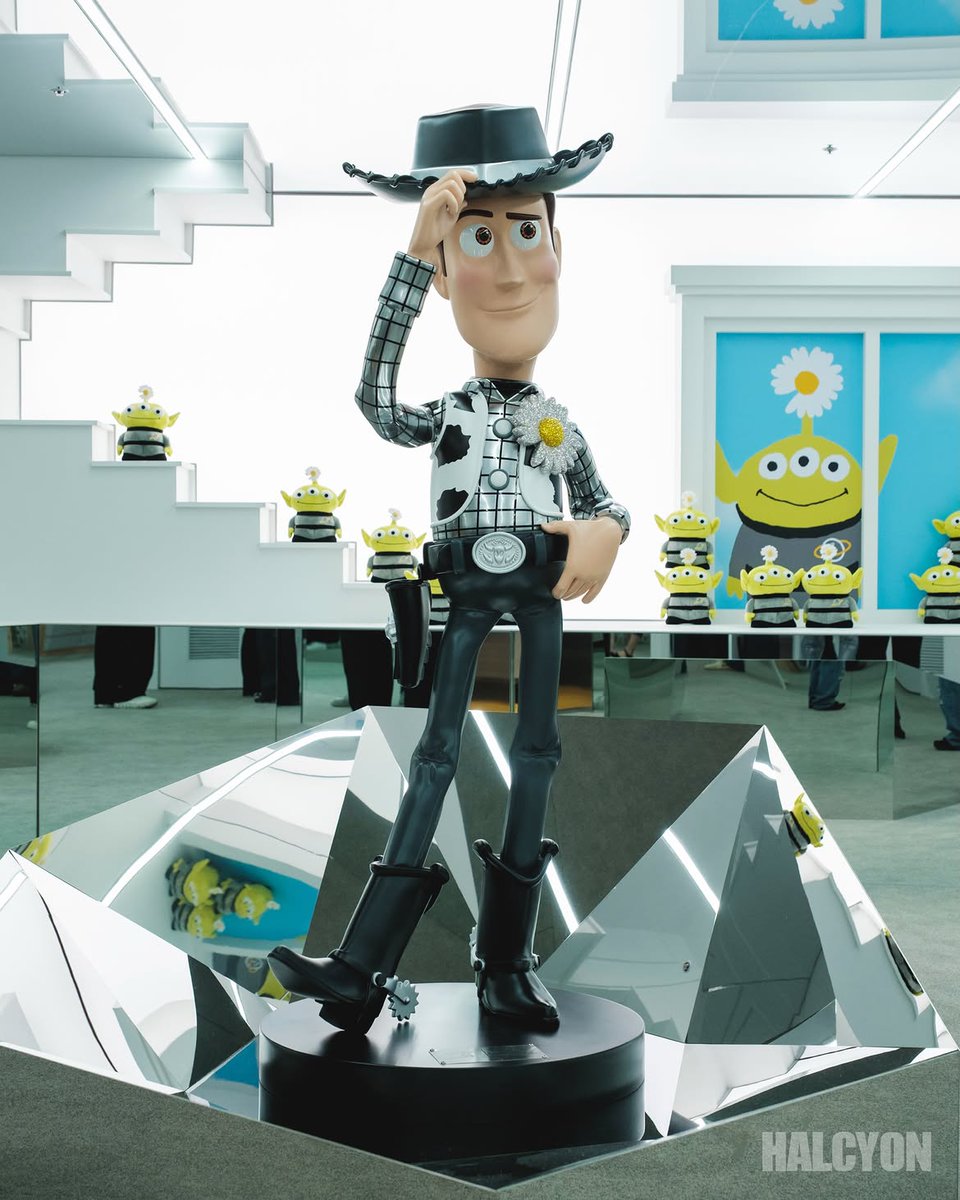 gdragon_media's tweet photo. Toy Story Masterpiece Edition: the world's only Swarovski human-sized Woody figure, specially curated for G-Dragon

*not for sale but you can see it in person if you visit the store 

#GDRAGON #권지용 #지드래곤 #peaceminusone #toystory https://t.co/43kVut3xkq