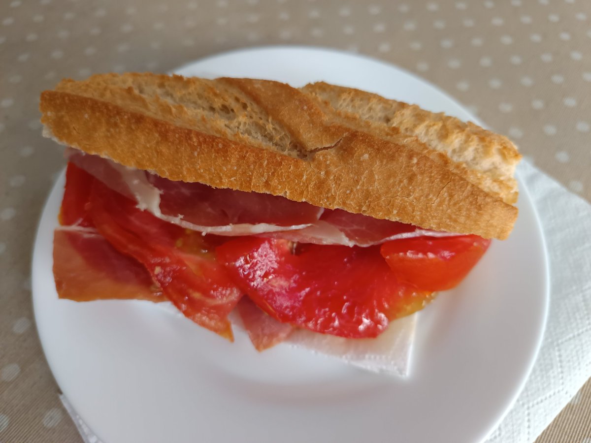 Inma_Miravet's tweet photo. Estamos en pleno verano, y el TOMATE VALENCIANO está en sazón. Ideal para montarse un buen bocata acompañándolo de jamón, y añadiéndole un chorrito de nuestro aceite de oliva virgen extra.
¡Maravilloso! https://t.co/LiVgeh80jW