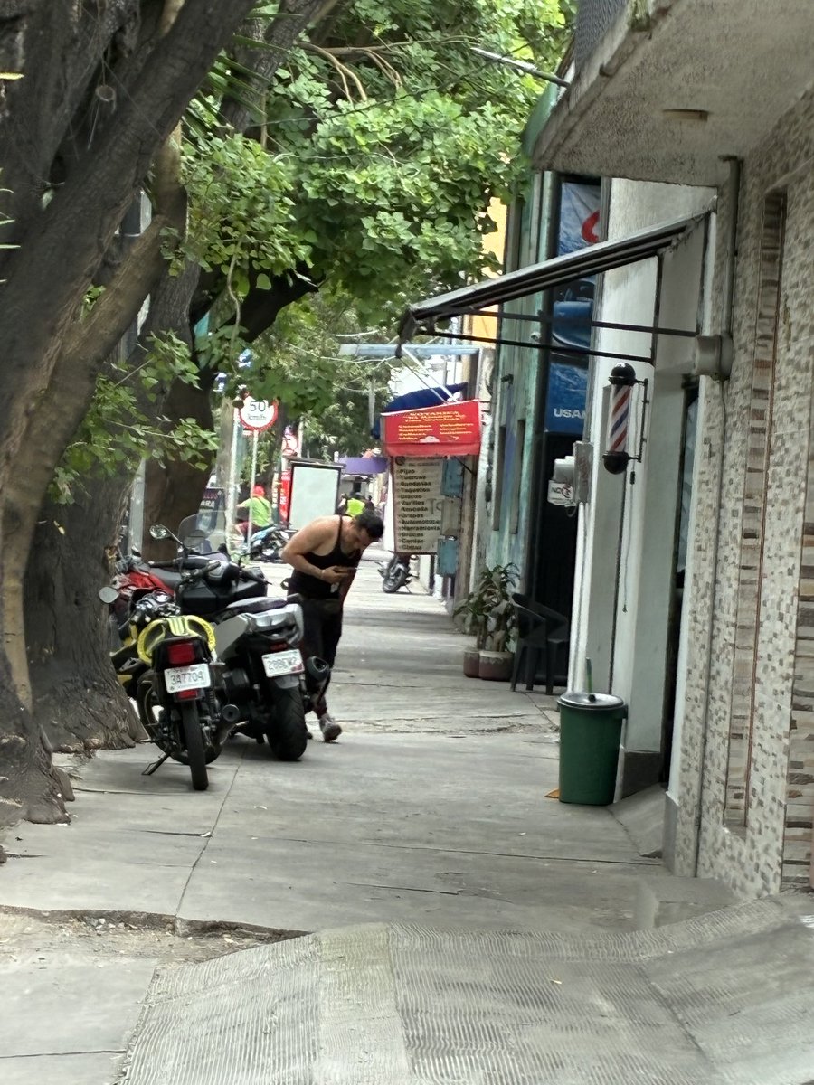PoderAGAzcapot's tweet photo. Nos apoyan  @UCS_GCDMX @AzcapotzalcoMx a retirar varias motos de la banqueta en Calzada Camarones 560 Col Del Recreo Azcapotzalco https://t.co/DhTE6N7ZIE