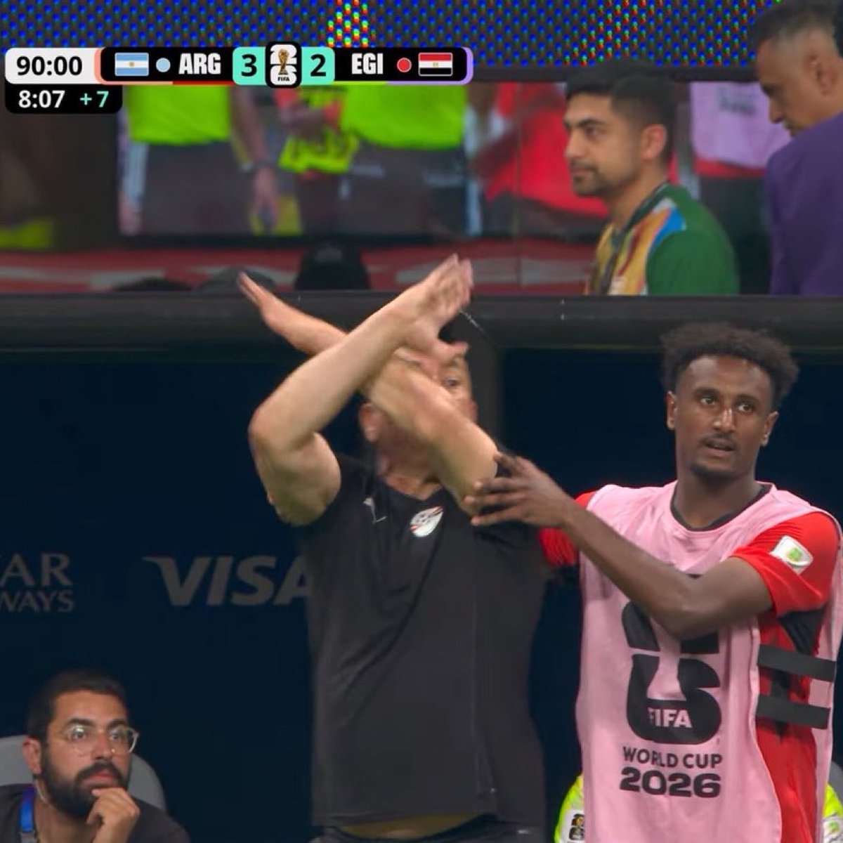 TribunePop23's tweet photo. ⚽️🇺🇸FLASH INFO - La FIFA a un signe anti-racisme (bras en croix) que l’entraîneur égyptien a fait contre l’Argentine aujourd’hui, mais les arbitres l’ont ignoré et ont laissé le match continuer.

Encore un match de l’Argentine entaché par la polémique. https://t.co/2ADRtjY1IK