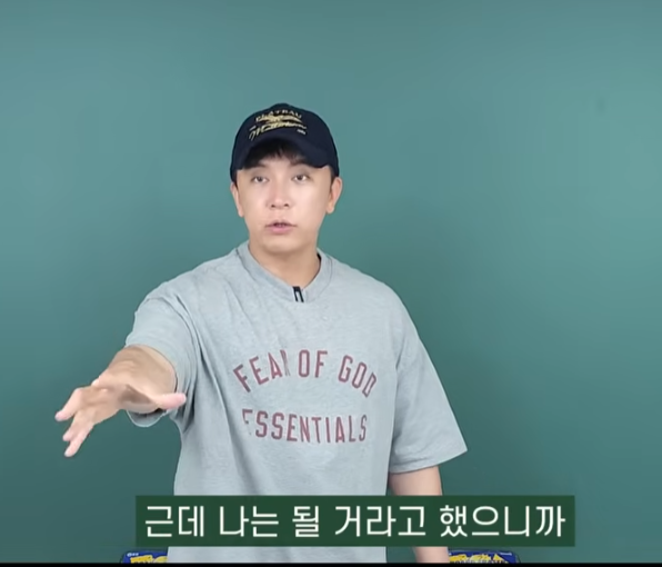 donbaek2's tweet photo. 내가 꾸준히 못하는건 내 의지력 문제가 아닙니다
의지력이 약해도 꾸준히 해내는방법

유튜브에서 의지력에 기대지 않고 
뭔가를 지속하는 법에 대한 영상을 봤음. 
기 경험을 토대로 풀어준 건데,
꼭보셨으면 해서 정리함

핵심 비유가 환상적임. 
주사위를 그냥 던지면 아무 의미가 없는데, 
그 앞에 윷놀이판이 놓이는 순간 던지는 행동에 의미가 생김. 
목적지가 생기고, 잘 던진 것과 못 던진 것이 구분되기 시작함.
아침 일찍 일어나기, 공부, 운동, 절약 같은
'좋아 보이는 행동'도 똑같아서, 
목적이 없으면 지속할 수가 없다는 거임.

1. 목적부터 찾아라
남이 좋다고 하는 행동을 목적 없이
 따라 하면 절대 지속 못 함.
 "일어나서 뭐 할 건데"에 답이 있어야 함. 

진짜 내 삶의 최우선 가치가 될 때, 
그걸 안 하는 게 더 힘들어짐
(배 아프면 화장실 생각밖에 안 나는 것처럼)

2. 목적은 반드시 '내 것'이어야 한다 

남이 준 목적은 의미가 없음. 
애가 운동해서 나도 체력 안 뒤처지고 싶다 
같은 사소한 거라도, 내 이야기여야 행동에 의미가 생김

3. 의지력·행동력도 '기술'이라 훈련이 필요하다 
 목적 없이 사람이 어느 날 갑자기 추진력을 가질 순 없음. 
수영만 보더라도 나아가려면 
발차기, 음파 호흡, 물 잡기를 하나씩 나눠 훈련하듯, 
뭔가를 해내는 추진력도 낮은 단계부터 연습해야 함

4. 의지력 부족을 자책하지 마라
매체에 나오는 의지력 강한 사람은 특별한 케이스임. 
턱걸이 못 하는 게 열정 부족이 아니라 
그냥 능력이 아직 안 되는 것처럼, 
대부분은 평범한 의지력을 가졌음
자책하면 우울해질 뿐임

5. 의지력 대신 '환경'을 세팅하라 

* 이게 핵심. 
공원 가서 턱걸이 하기가 부끄러우면 
쿠팡에서 프로밴드 사서 집에 걸어두는 것부터 시작하듯 
출퇴근에 책 읽기가 힘들면 오디오북과 
노이즈캔슬링 이어폰을 사서 
그 시간을 기대되게 만드는 것. 
못하는 나를 인정하고 할 수 있는 환경을 조금씩 만드는 거임

6. 행복은 계획하고 배치하는 것 

행복은 저절로 오는 게 아니라 
일부러 인생에 넣어둬야 함. 

운동을 자주 가는 것도 몸 좋아지려는 게 아니라
거기가 자기 행복의 순간이기 때문. 

'인생보다 덜 빡센 운동'이면 매일 가고 싶어진다는 것

7. 비교 대신 어제의 나와 경쟁하라 

흔히 보이는 평범한 사람들이 사실 훌륭한 사람들임. 
그들과 나를 비교하지 말고, 
어제 나보다 조금 더 잘하는 걸 목표로 하는 게 
현타 안 맞고 포기 안 하는 제일 쉬운 길임

8. 목적을 남에게 이해시키려 하지 마라

진심으로 궁금해서가 아니라 
인사치례로 목적을 묻는 사람에겐 그냥
"그냥 해요"라고 답하면 됨. 

목적은 원래 돈·인정·안정감·소속감 등 
수많은 이유가 엉켜 있어 한마디로 설명할 수도 없고, 
굳이 이해시킬 필요도 없음

정리하면, 뭔가를 꾸준히 못 하는 건 
의지력이 약해서가 아니라 목적과 
환경이 없어서라는 게 핵심이었음. 
말은 쉽고 실천은 어렵지만, 
내 목적을 구체적으로 세우고 
할 수 있는 환경부터 하나씩 만들어가면 
의지력 보다 인생루틴으로 해낼 수 있음

출저 유튜브 주언규
