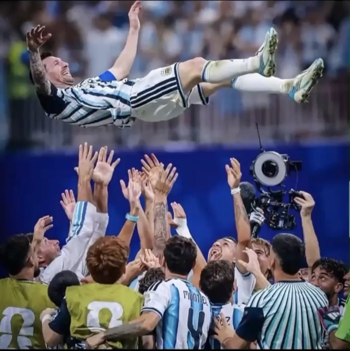 fandePR7's tweet photo. Es tan crack que sigue rompiendo récords hasta de penales errados. La tienen adentro hijos de puta ! El Puto amo. Gracias crack ! https://t.co/eQrQJwRN3z