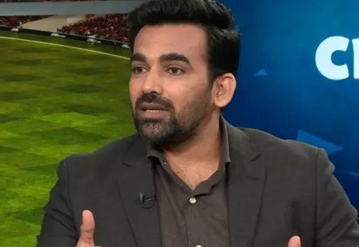 Kohli_divote's tweet photo. Zaheer Khan 🎙️ :-

"Axar was in the same situation today as in the 2024 WC Final, but couldn’t deliver. Kohli made the difference that day. If Kohli had failed too, Axar would’ve gotten out early in the Final just like today." https://t.co/x0T3yaFx5U