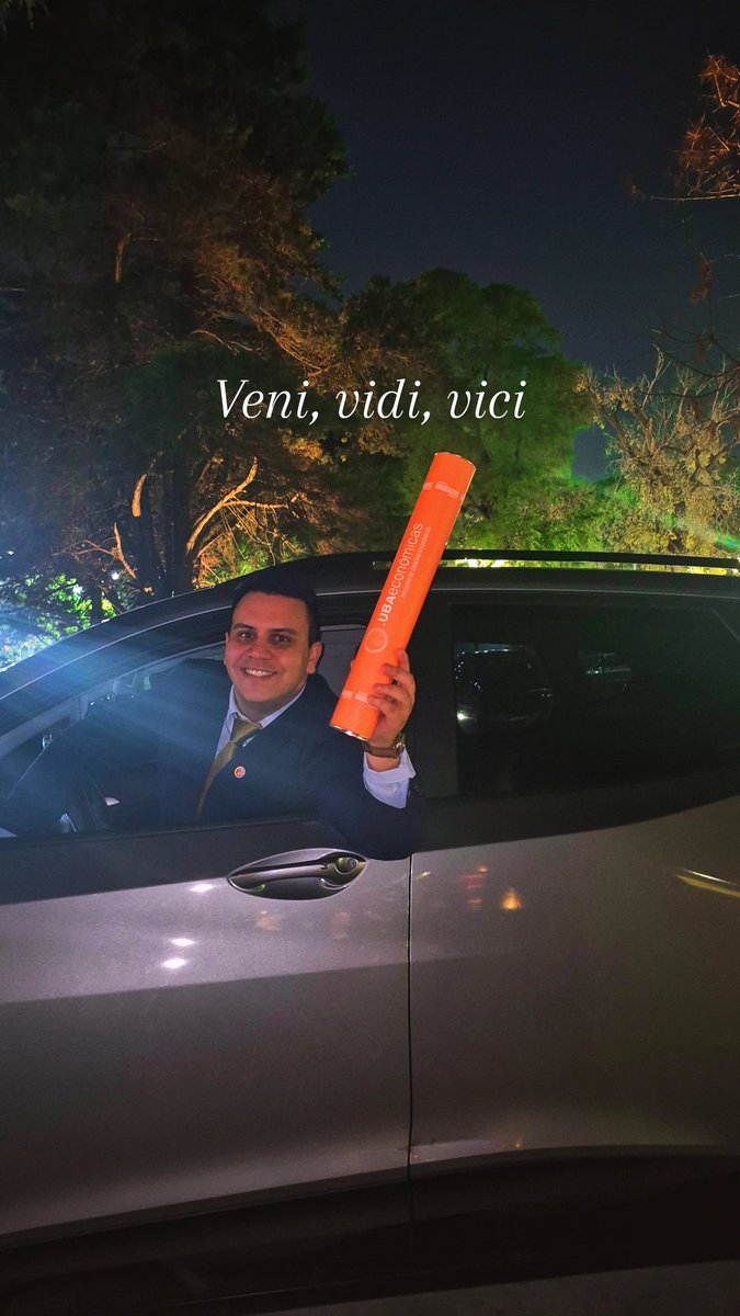 Carlosanchez_99's tweet photo. No soy de subir fotos por acá pero la circunstancia lo amerita: ayer me entregaron el papelito este.

Oficialmente, Lic en Economía por la FCE UBA. https://t.co/OCXj30Aby0