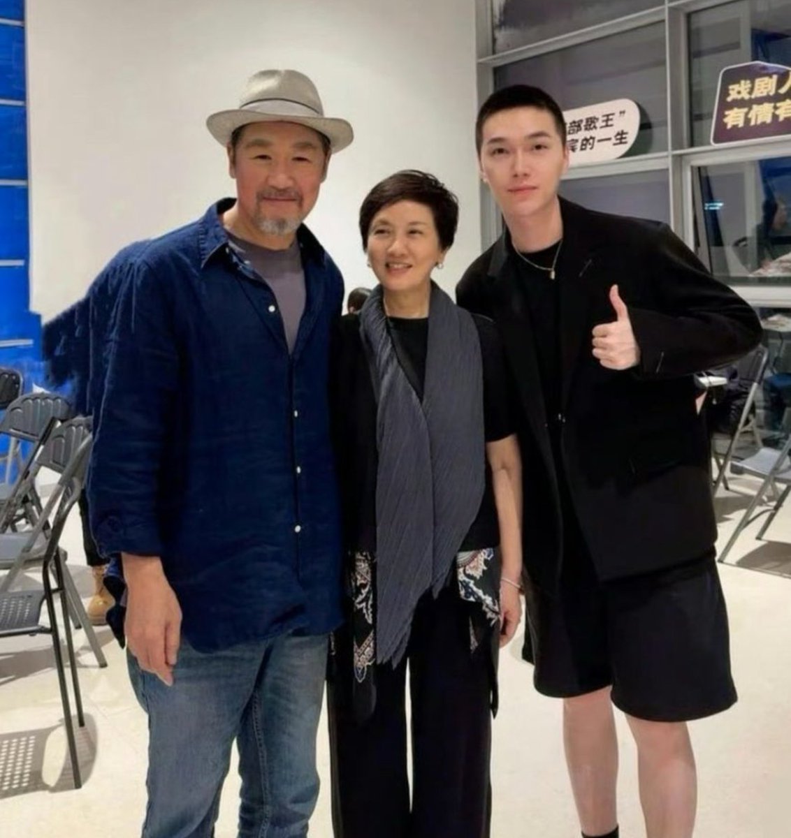 wypda1's tweet photo. At 71, legendary Chinese actor Zhang Guoli relies on backstage oxygen, unable to retire. A failed $32M betting agreement (VAM) with Huayi Bros cost him $29M, leaving him in debt while supporting his son abroad. His plight exposes the brutal capital traps facing Chinese stars. https://t.co/nlp8TM6Jr6