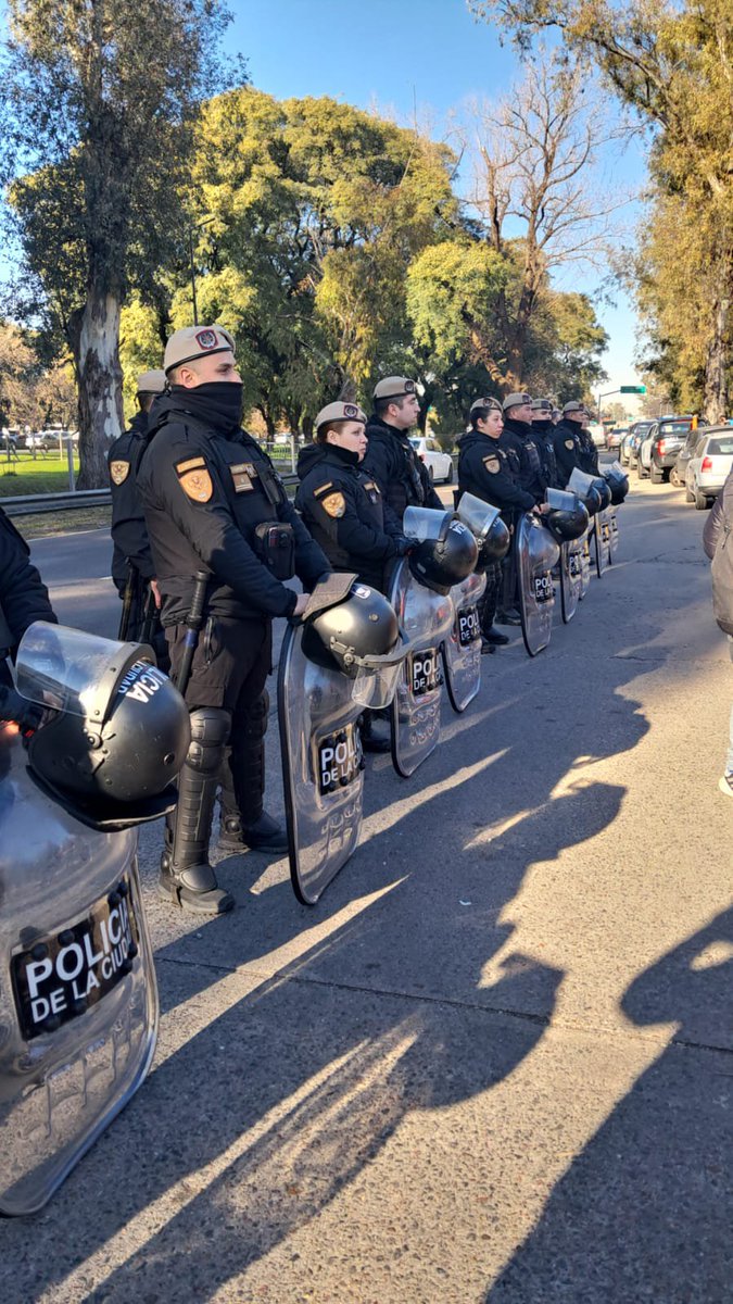 mesa_cytec's tweet photo. 🪖 SE GESTA UNA NUEVA NOCHE DE LOS BASTONES LARGOS

🚫 Por tercera vez en sólo 10 días las autoridades del #INTI cierran y militarizan el instituto. #Gendarmería y policía de CABA custodian que científicxs y tecnológxs no ingresen a sus laboratotios.  #Cientificidio https://t.co/TUc24XMeV1