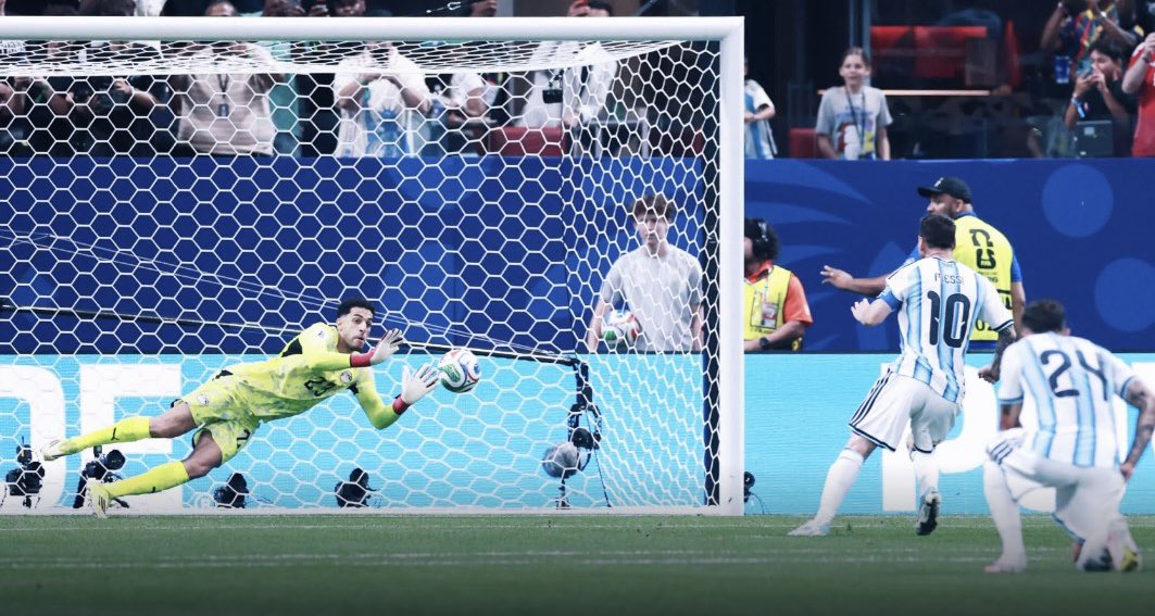 City_Dren's tweet photo. 🚨 Mostafa Shobier on Messi

Reporter:🎙️ your performance was top - notch today especially on saving Messi’ penalty but what later changed?

Shobier:🎙️

That was the problem, I made a mistake to save Messi’s penalty because I think that’s what triggered him the more and i never knew