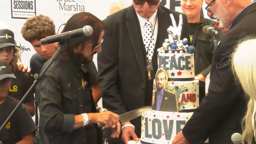 TheBeatleBR's tweet photo. FELIZ ANIVERSÁRIO @ringostarrmusic!!! https://t.co/ZCOK2OwxiN