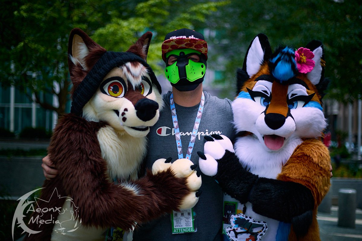 barkgaming67's tweet photo. Very happy that I got to hang with @TazztheWolf and @FoxNamedAri the whole con. Amazing Beans. And I very much appreciated all the floofs that we're there that wished me a happy borkday on the con floor. You guys made it very special for this fox and will forever be in my heart https://t.co/nz05kuqnHB
