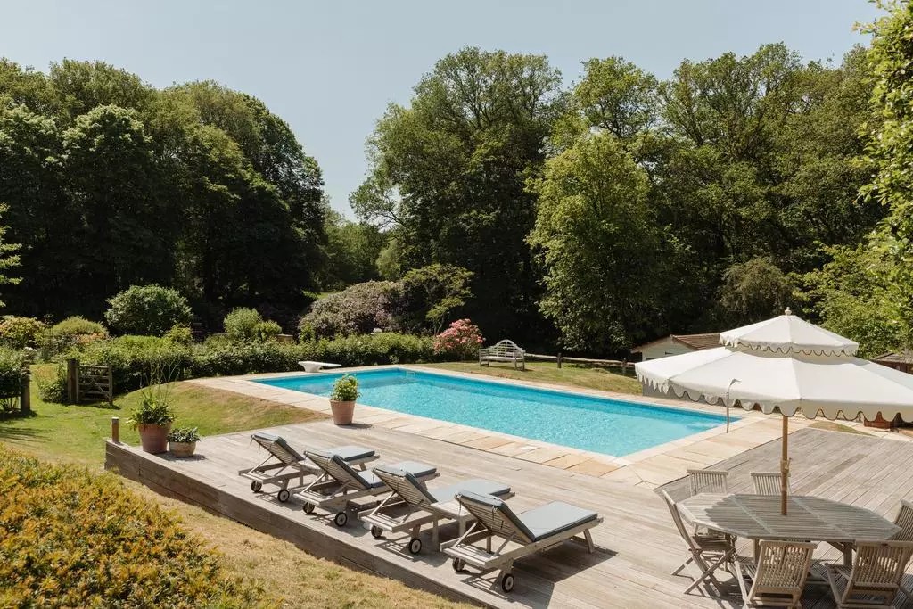 OnTheMarketCom's tweet photo. Once a hunting lodge, this handsome timber-framed home sits close to the Surrey Hills and South Downs, enjoying a prime position in the English countryside. 

📍How much? £2.5m
📍Where? Horsham, West Sussex 

🔗Click here to take a look at the property: https://t.co/5Fx3ru75ay https://t.co/pNnRNitseF
