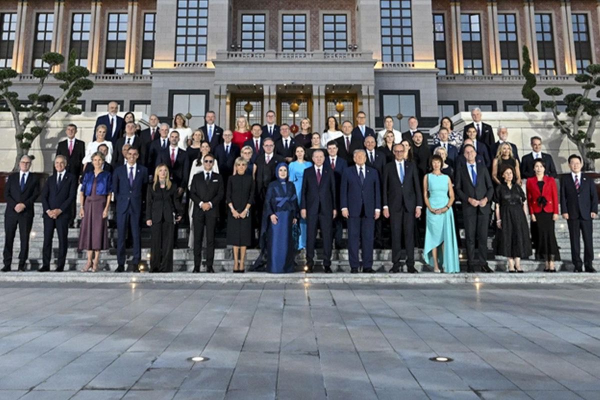 KIZILELMA_VATAN's tweet photo. NATO buluşmasında tüm dünyaya deklare edilen şuydu:

Devlet teamülleri Selçuklu ile başlamadı, Osmanlı ile de sona ermedi. 
Türkiye Cumhuriyeti, bu binlerce yıllık devlet aklının ve geleneğinin bugünkü devamıdır. 

Tarihimizin tamamına sahip çıktığımızı, tarihimizin ve gücümüzün sınırlarımızın çok ötesinde binlerce yıldır devam ettiğini… 
Türk milletinin bir bütün olduğunu, ve en önemlisi 
Kapandı dedikleri hesapların kapanmadığını,  Hak sahibinin hakkını  alacağını ve gereken bedelleri  ödeyeceklerini…

Turkuvaz halı üzerinde yürüyen her lider, bunları  iliklerine kadar hissetti.