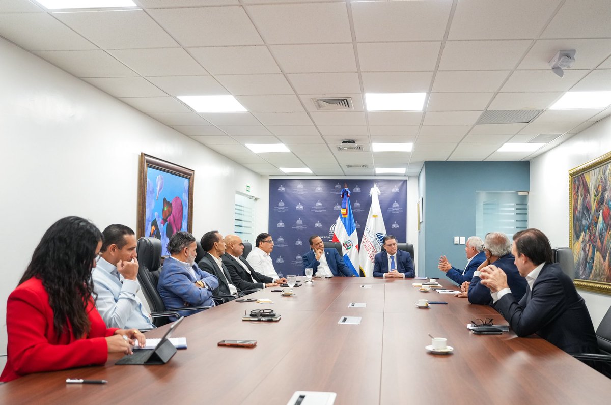 SanzLovaton's tweet photo. Hoy iniciamos, junto a @ProConsumidorRD y una comisión de @ANADEGAS, una mesa de diálogo para abordar los temas pendientes que aseguren el mejor servicio a los consumidores, facilitando un espacio de entendimiento entre las partes en el marco de la libre empresa y la libre competencia.