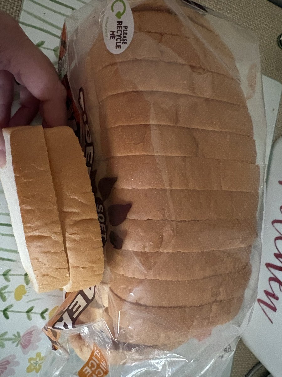 alltimeleanne_'s tweet photo. @Warburtons I think you forgot the tiger on this loaf… https://t.co/nrwa5YPeif