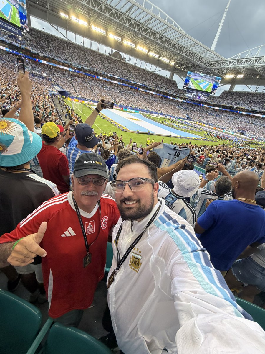 pablootipster's tweet photo. Infelizmente não vivemos o jogo igual a eles.

Se com o nosso futebol, jogássemos com a VONTADE de ganhar desses caras, tínhamos 10 Copas do Mundo.

Parece que a geladeira dos caras tá sempre vazia. Eles tão sempre com FOME.

Não torço pra Argentina, mas torço pra Messi o GOAT. https://t.co/19WT4HFLtN
