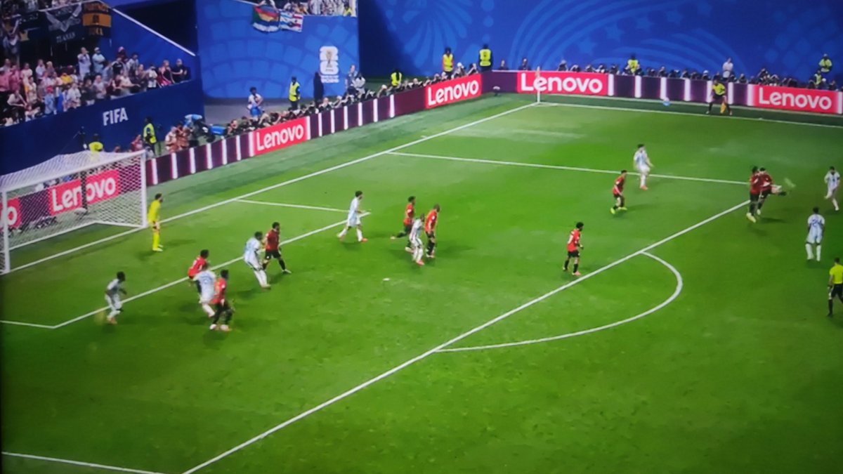 passim's tweet photo. @12Bako @nahuelzn Cuando marcó el empate no vimos la línea en este centro previó al remate de Messi. Y hay serias dudas de que uno de los dos no esté en fuera de juego. https://t.co/C8BoTxDDGo