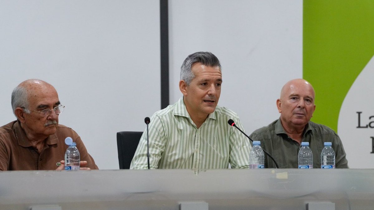 Vox_Murcia's tweet photo. 📍Fuente Álamo.

Escuchando a nuestros afiliados y recogiendo sus propuestas para seguir defendiendo los intereses de los vecinos.

Seguimos llevando su voz a las instituciones. https://t.co/qFD0Gh8jmM
