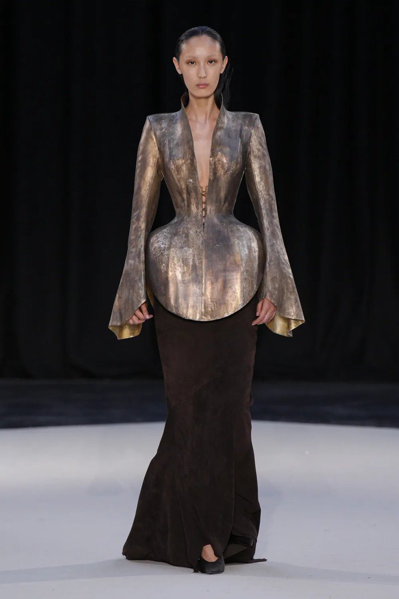 itsbleekerxox's tweet photo. Ashi Studio Couture FW26, desintegration of mythology https://t.co/hxcESVIXll