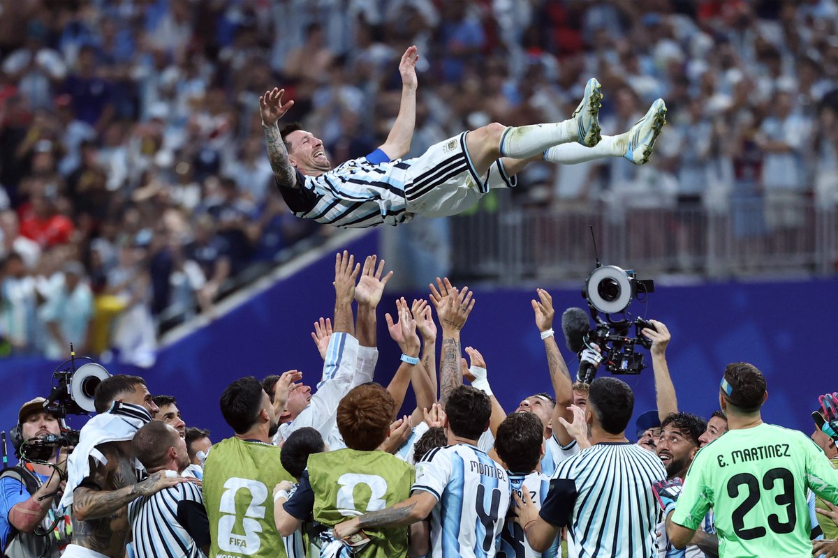 GameYetu's tweet photo. #FIFAWorldCup: Argentina 🇦🇷 players celebrate with their captain Lionel Messi after knocking Egypt 🇪🇬 out of the 2026 World Cup in the round of 16 at the Atlanta Stadium in Atlanta.
[📸Thomas Coex/AFP] https://t.co/XW41SBWry2
