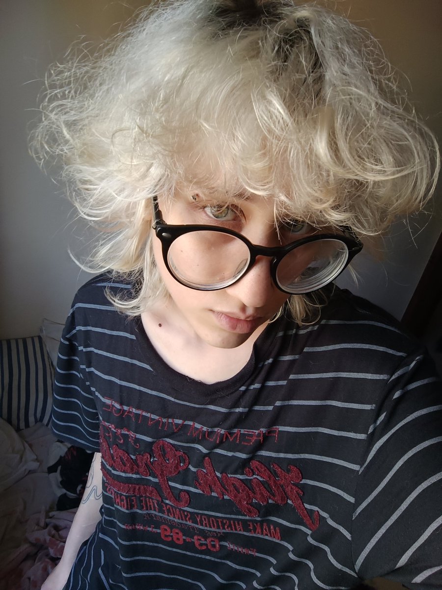 FlygonBuchudo's tweet photo. ★ idade - 21
★ genero - nb 
★ mbti - sla
★ aniversário - 29/06
★ altura - 1,61
★ sexualidade - gay
★ pets - 2
★ piercings - 1
★ tattoos -  7
★ cor fav - amarelo
★ time - 🇧🇷 https://t.co/cjGsRlzAv9