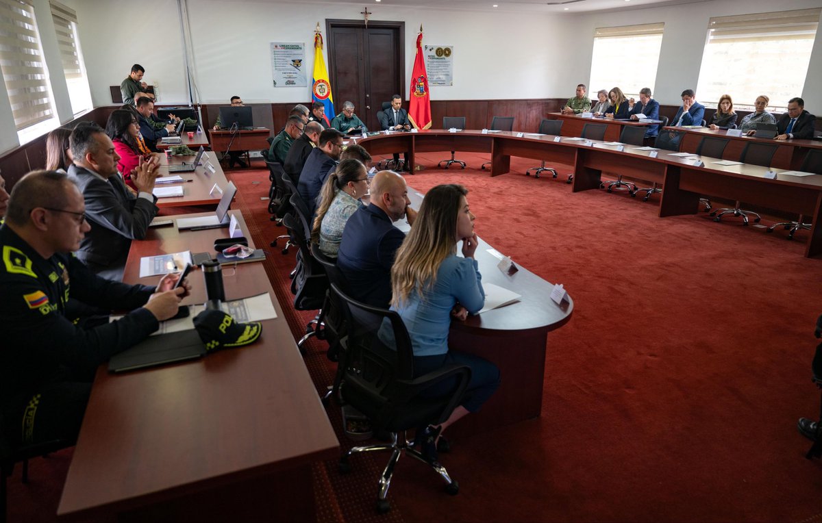 mindefensa's tweet photo. El Ministerio de Defensa Nacional se encontraba plenamente preparado para iniciar el proceso de empalme con el gobierno entrante, conforme a lo establecido en la Constitución y la Ley 951 de 2005. Toda la información requerida fue organizada y consolidada con rigor técnico para ser entregada bajo los principios de transparencia, integridad, legalidad, responsabilidad y colaboración institucional, en un ejercicio que garantiza la continuidad del Estado y el acceso oportuno a la información pública.

No obstante, el Comité Nacional de Empalme informó oficialmente la suspensión de las mesas conjuntas de trabajo. Frente a esta decisión, el sector Defensa reitera que permanece listo para reanudar el proceso cuando sea convocado, con el mismo compromiso de desarrollar un empalme técnico, ordenado y transparente. Asimismo, reafirma su compromiso con la Constitución, la ley, la neutralidad de la Fuerza Pública, el respeto por las instituciones y el servicio a todos los colombianos.