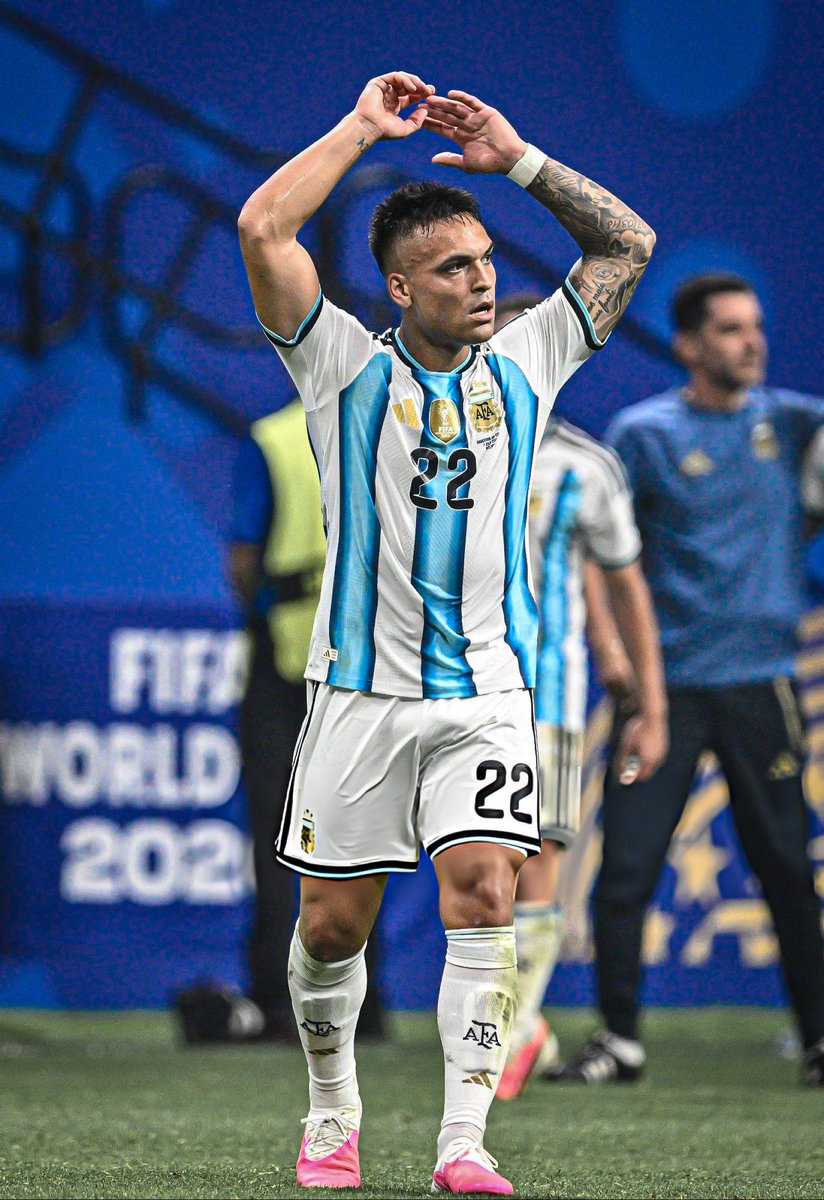 ArchivoLautaro's tweet photo. Dos pelotas gigantes. https://t.co/8YpHUVzkME