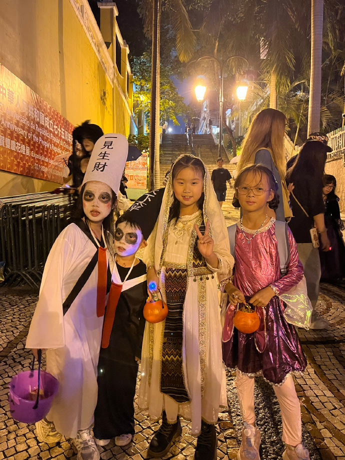 HelloNin's tweet photo. Halloween’s here! Time to carve pumpkins, grab candies u0026 enjoy spooky vibes with your favorite folks!  #HalloweenFun https://t.co/jfrcn7ufCO
