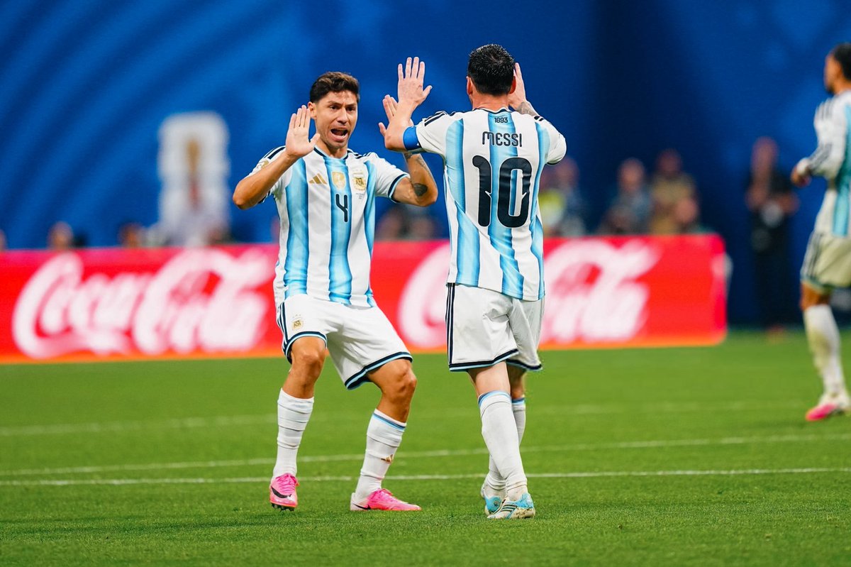 RiverPlate's tweet photo. 🇦🇷 A CUARTOS DE FINAL 🤍❤️🤍

#FIFAWorldCup https://t.co/fh3StJpLv3