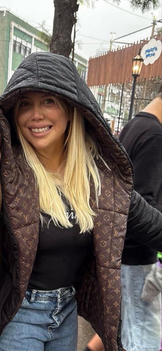 famaulu's tweet photo. Le dicen a la de instagram que quién es esta?

Maaaaaadre de dios!!!! Wanda Mitomana Solange Nara
#WandaNaraNadieteCree https://t.co/Ar8vCXZFcT