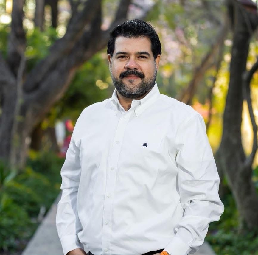 ClementeCH's tweet photo. Muchas felicidades, @jujoramos. Que pases un excelente día rodeado de tus amigos y seres queridos. Un abrazo fuerte y mis mejores deseos para que sigan los buenos resultados por Jalisco. https://t.co/iGR6IUtjvY