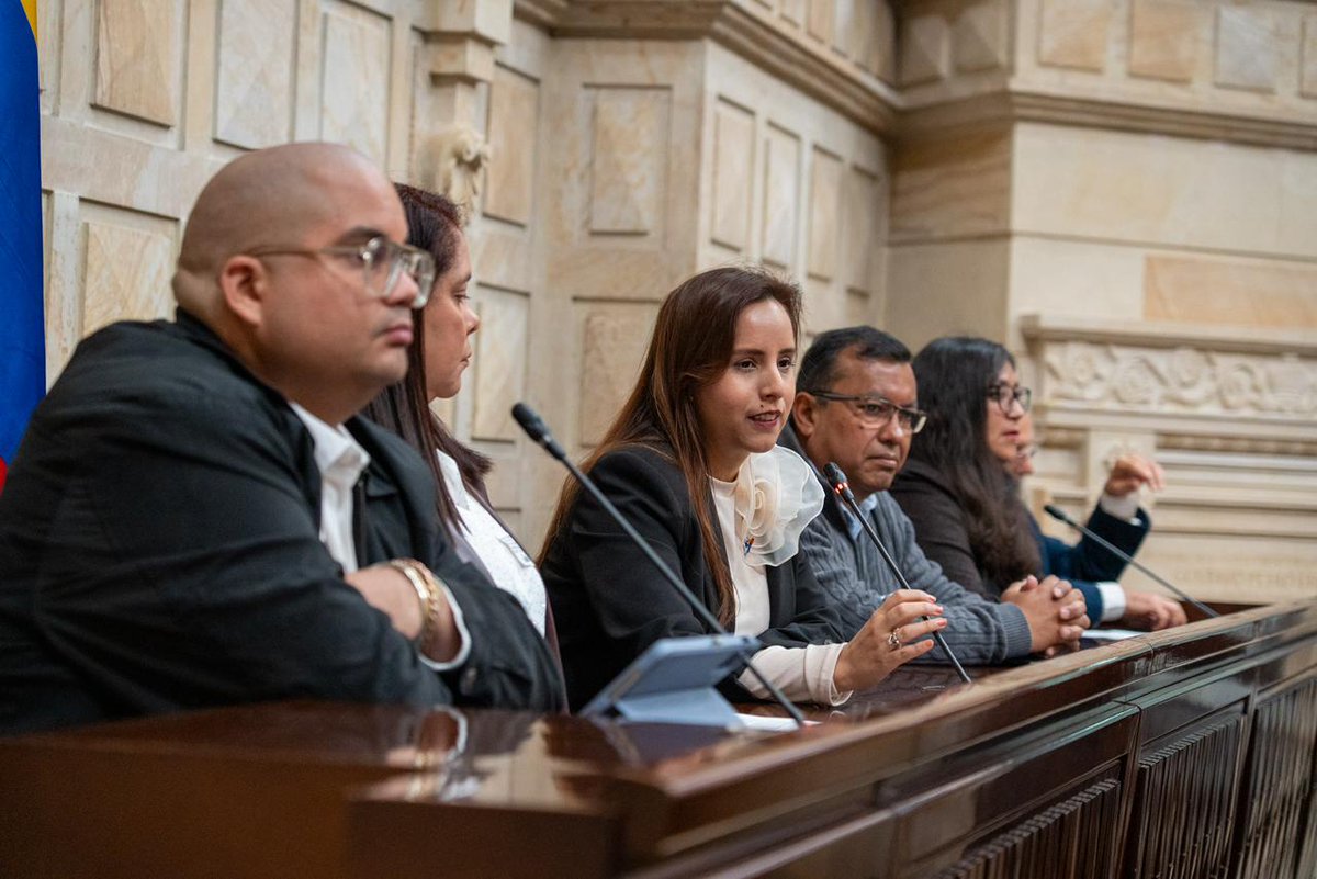 CancilleriaCol's tweet photo. Desde el Capitolio Nacional, la viceministra de Asuntos Migratorios, Consulares y Protección Internacional, Paula Andrea Cerón, moderó el panel "Construyendo Puentes: Migración y Desarrollo: una mirada desde las voces de la sociedad civil", un espacio para conocer diversas perspectivas sobre la movilidad humana y presentar el proceso de construcción participativa de los Lineamientos Estratégicos de Gobernanza Migratoria 2026–2036.