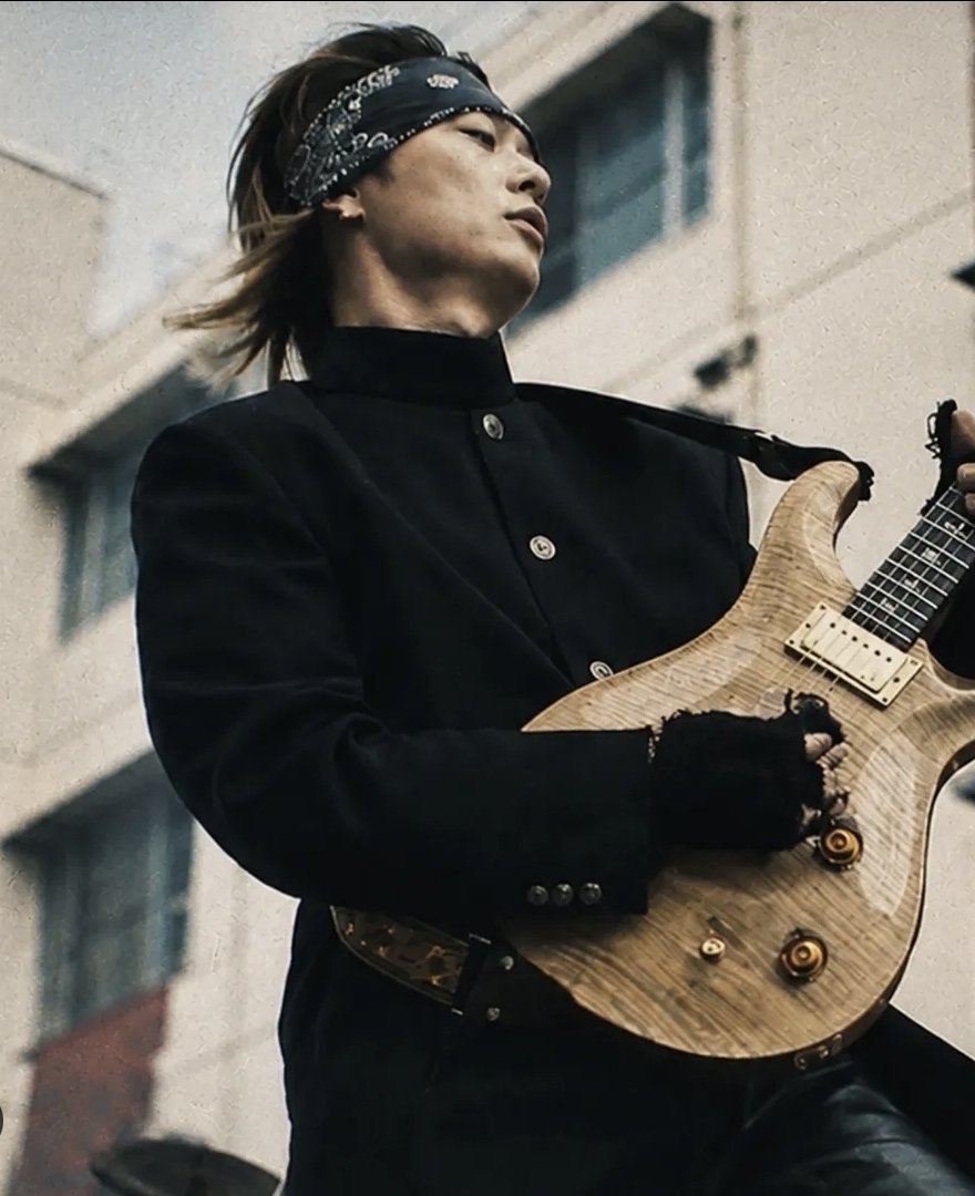 OrdekKara's tweet photo. When they saw Toru in the new mv, didn't this thought occur to anyone?

#oneokrock
#yao https://t.co/X0sRMP2dpx