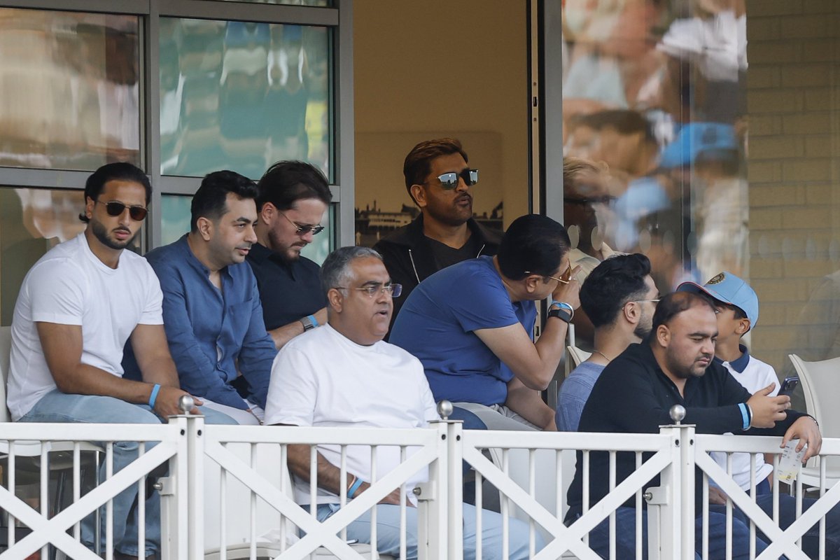 CricCrazyJohns's tweet photo. THE SWAG OF THALA DHONI 😍 https://t.co/3JlVcPTksW