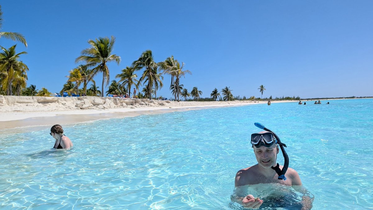 Ruber727817's tweet photo. El mar sigue pintando de azul nuestras playas. Cada amanecer nos recuerda que muy pronto volveremos a recibirte. 
#CubaUnica #cayolargodelsur #IsladelaJuventud #SentirPinero https://t.co/xp6hpHcda2