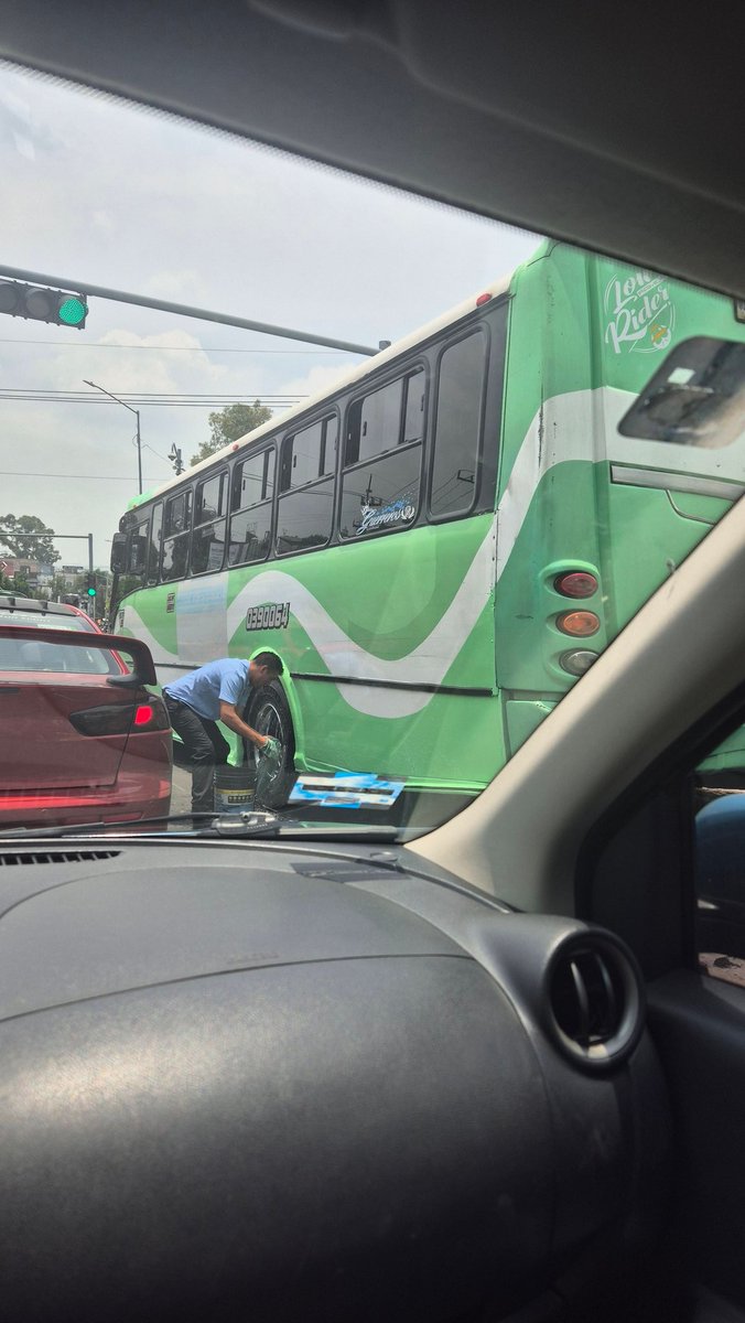 feraolip's tweet photo. @UCS_GCDMX @SSPCMexico Picacho Ajusco dos carriles para bajar y los peseros no solo hacen parada en uno de ellos,  ya estan estacionados y hasta lavando sus unidades.  Reubiquenlos por favor. https://t.co/OTDBtSp7ru
