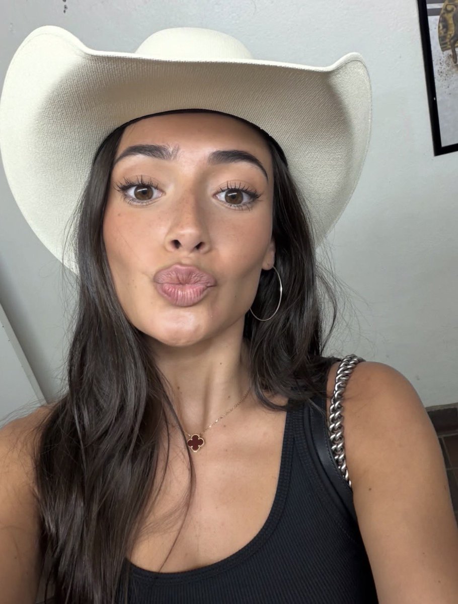 drizzbal's tweet photo. GIRL.WHATEVER. https://t.co/AocSa9HIOj