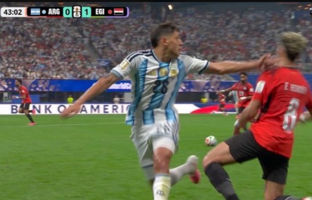 F_DDAENG's tweet photo. Todas esa personas que apoyan a Messi y a Argentina, estan completamente CIEGOS por el fanatismo https://t.co/mmD1YLVKqa