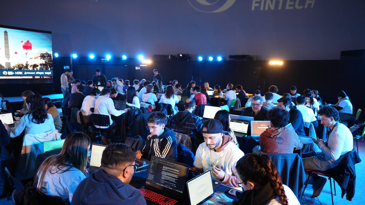 CamaraFintechAr's tweet photo. 🤖 Más de 400 personas participaron de la primera HackIAton Fintech, una iniciativa impulsada junto al Gobierno de la Ciudad de Buenos Aires.

Talento, tecnología e innovación se unieron para transformar ideas en soluciones con IA para la industria financiera.

Gracias a Epagos, @poincenotstudio, @PrexArgentina  y Waynimovil por hacerlo posible. 🚀