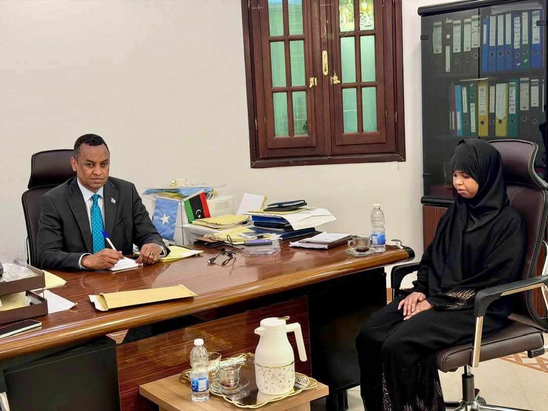 SONNALIVE's tweet photo. The Somali Embassy in Libya provided immediate consular assistance to a young citizen in distress following a social media appeal. Ambassador H.E. Abdulfatah Sheikh Ahmed reaffirmed the state's commitment to protecting the welfare of its nationals abroad. #Somalia #Libya #SONNA @MOFASomalia