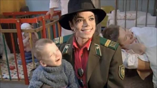 thepeoplevsmj's tweet photo. Michael Jackson aimait les enfants d'une manière innocente et jugée "féminine" dans notre société. On a voulu faire de lui un prétendu prédateur correspondant à une certaine image de la "virilité" violente alors qu'il ne correspondait pas aux normes de genre. https://t.co/dP2eRZG6bb