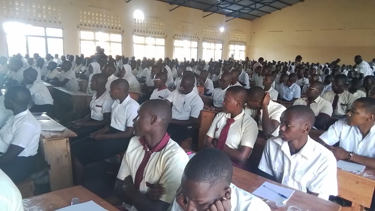 DceMuramvya's tweet photo. Le CDCE Muramvya a procédé au lancement officiel de la passation de L'EXÉTAT au centre de passation du Lycée Muramvya.
À cette occasion Rémy HABONIMANA a adressé ses encouragements aux élèves, les invitant à rester calmes, concentrés et confiants en leurs capacités. 
@MENRS4 https://t.co/3EL4PUez7i
