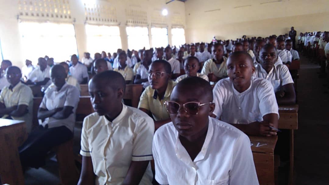 DceMuramvya's tweet photo. Le CDCE Muramvya a procédé au lancement officiel de la passation de L'EXÉTAT au centre de passation du Lycée Muramvya.
À cette occasion Rémy HABONIMANA a adressé ses encouragements aux élèves, les invitant à rester calmes, concentrés et confiants en leurs capacités. 
@MENRS4 https://t.co/3EL4PUez7i