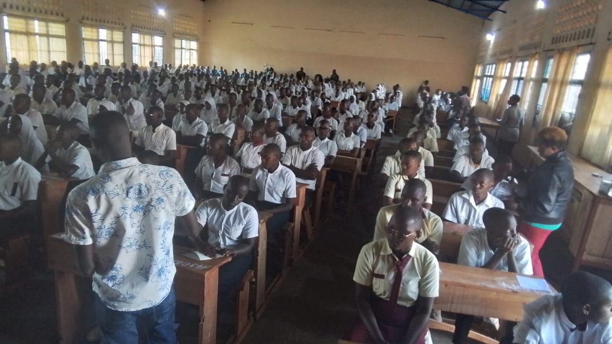 DceMuramvya's tweet photo. Le CDCE Muramvya a procédé au lancement officiel de la passation de L'EXÉTAT au centre de passation du Lycée Muramvya.
À cette occasion Rémy HABONIMANA a adressé ses encouragements aux élèves, les invitant à rester calmes, concentrés et confiants en leurs capacités. 
@MENRS4 https://t.co/3EL4PUez7i