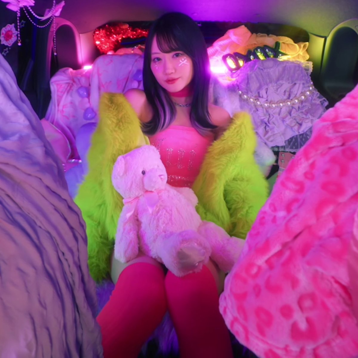 n092tS's tweet photo. Q.E.D. のMV、小倉唯ちゃんの太ももを4K画質で見られるから大変助かる https://t.co/bxiDUlpJYF