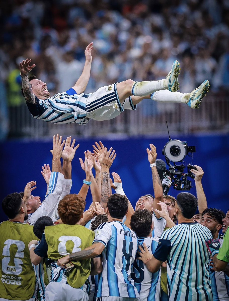 pablo_9420's tweet photo. Foto que explica todo: el capitán, el equipo, el país entero arriba 🇦🇷⚽️ https://t.co/ePgth7OMrG